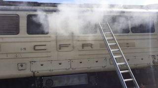 Incendiu la locomotiva unui tren ce circula pe direcția Sibiu- Râmnicu Vâlcea. Pasagerii au fost evacuați