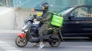 VIDEO - Misiune imposibilă pentru livratorii de mâncare, pe timp de caniculă