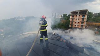 Acoperișul unui bloc din Suceava, în flăcări, după un trăsnet