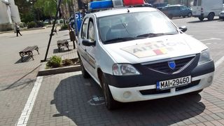 Un șofer beat s-a izbit cu mașina într-un stâlp