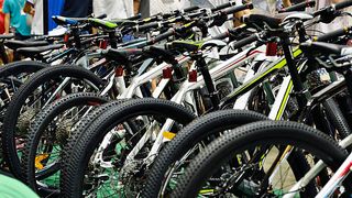 Un bărbat angajat să transporte biciclete &icirc;n străinătate a decis să le scoată la v&acirc;nzare. Prejudiciul este uriaș