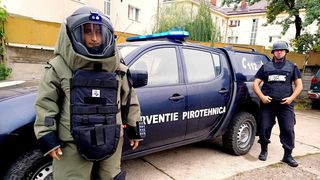 Angajata unei stații de alimentare din Capitală a amenințat că va arunca în benzinăria. Pirotehniştii de la SRI au intervenit de urgenţă