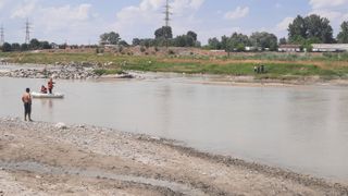 O fată de 17 ani a alunecat în râul Moldova, iar fratele ei de 18 ani a sărit după ea. Finalul este tragic