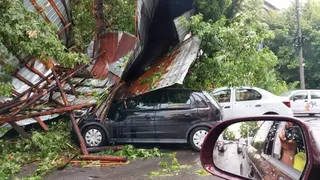 VIDEO | A fost COD ROȘU de vijelii în Craiova. Vremea rea a făcut ravagii în mai puțin de o oră