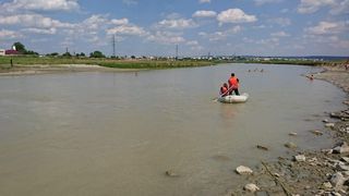 A fost găsit trupul tânărului care a sărit în râul Moldova după sora sa