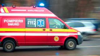 Tragedie &icirc;n V&acirc;lcea. 7 persoane au fost rănite de st&acirc;lpi de electricitate după ce au fost dobor&acirc;ți de un tren