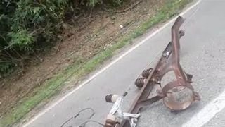 Un TIR  a lovit un stâlp de electricitate, iar un tren a doborât alți doi