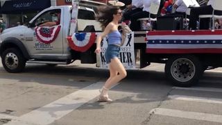 VIDEO - Mai multe persoane au fost împușcate în timpul unei parade din orașul Chicago