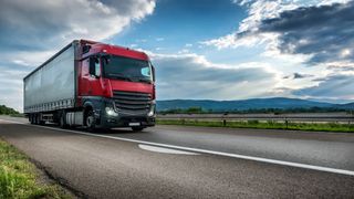 Cozi interminabile la ieșire din România, după ce un șofer ucrainean de TIR a leșinat la volan. Zeci de oameni stau în soarele arzător fără apă sau mâncare