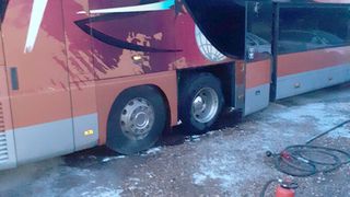 Roțile unui autocar plin de pasageri au luat foc din cauza temperaturilor mari