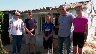 Un polițist criminalist, câștigător la „Jocul cuvintelor cu Dan Negru”, a donat o parte importantă din premiu unor adolescenți cu o poveste dramatică