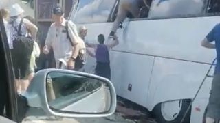 Un autocar plin cu turiști a intrat într-o casă, în Maramureș/A fost activat planul roșu de intervenție