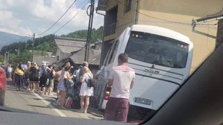 Un autocar plin cu turiști a intrat într-o casă, în Maramureș
