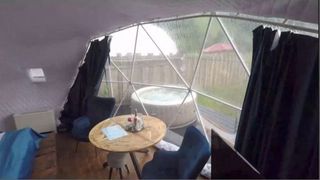 VIDEO | Au apărut cazările anticaniculă! Turiștii se pot caza în igluuri uriașe, unde au confort precum într-un hotel de 5 stele