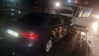 Angajat al MAI, accident cu audi-ul în Caraş-Severin. A intrat cu peste 100 de km/h într-un microbuz