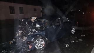 Angajat al MAI, accident cu audi-ul în Caraş-Severin. A intrat cu peste 100 de km/h într-un microbuz