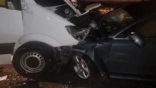 Angajat al MAI, accident cu audi-ul în Caraş-Severin. A intrat cu peste 100 de km/h într-un microbuz