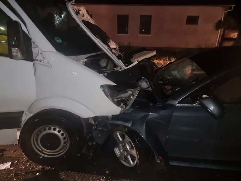 Angajat al MAI, accident cu audi-ul în Caraş-Severin. A intrat cu peste 100 de km/h într-un microbuz