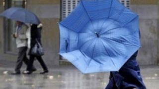 Cod portocaliu de fenomene meteo extreme. Jumătate de țară, măturată de vijelii. Ploi torențiale în Capitală