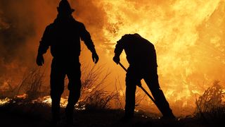 VIDEO - Grecia, sub imperiul incendiilor. Pompierii eleni abia mai fac față situației/Românii au sărit în ajutor