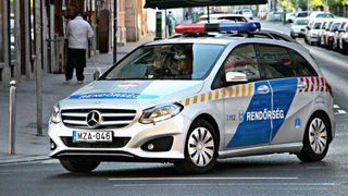 Doi români au creat panică în Ungaria. Deghizați în polițiști au scos arma și au jefuit trei românce care veneau din Germania