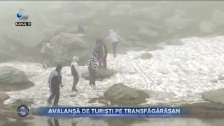 Avalanșă de turiști pe Transfăgărășan