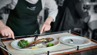 VIDEO - Cerere mare pentru lucrători din Asia. Angajatorii rom&acirc;ni fură angajații de la alte companii