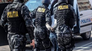 Mai mulți traficanți de droguri au fost prinși cu 7 kg de cannabis asupra lor