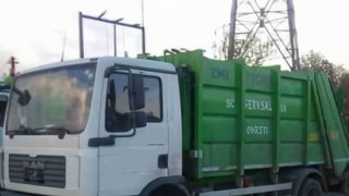 O femeie a murit după ce a căzut cu pubela într-o autospecială de gunoi