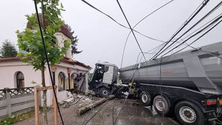 Un TIR scăpat de sub control a intrat într-o biserică în Dâmbovița