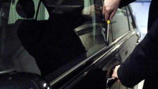 Bebeluși gemeni blocați &icirc;ntr-un autoturism au fost salvați de pompieri