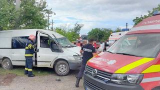 Șapte persoane au avut nevoie de îngrijiri medicale după ce microbuzul în care se aflau a sărit în șanț