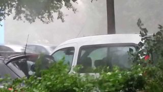 O stradă din Năvodari a fost inundată după o ploaie torențială