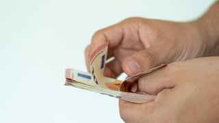 Curs valutar BNR azi, 8  iulie 2022. Cum evoluează euro şi dolarul? Surpriză la casele de schimb!