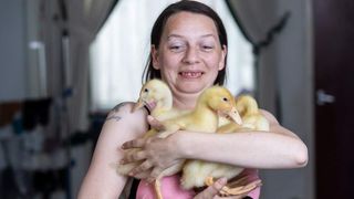 &Icirc;nt&acirc;mplarea inedită a unei femei: s-a ales cu trei pui de rață după ce a cumpărat ouă de la supermarket