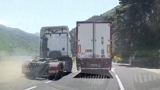 Șicanare periculoasă între două TIR-uri, surprinsă pe o cameră de bord