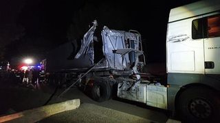 Un autocar și un TIR s-au ciocnit în județul Bacău. În autocar se aflau 76 de pasageri