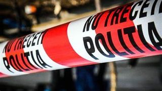 O tânără de 24 de ani, mama unui copil, a căzut de la etajul unui bloc