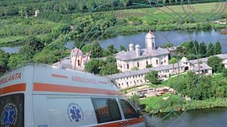 VIDEO - Accident mortal la Mânăstirea Cernica. O mașină a intrat într-un grup de persoane în curtea lăcașului de cult