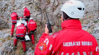  Salvamontiștii au salvat o persoană aflată în șoc anafilactic, în Munții Orăștiei