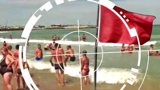 VIDEO - Un turist a fost la un pas de înec pe mare. A fost arborat steagul roșu