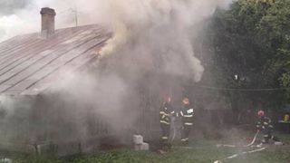 Un bărbat din Botoșani şi-a dat foc la casă, apoi a sunat pompierii să vină să o stingă. Care a fost motivul gestului său