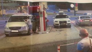 Un șofer a fost amendat după ce și-a lăsat mașina la pompa unei benzinării din Austria. Cât timp a stat acolo autoturismul moldoveanului