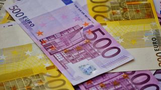 Curs valutar BNR azi, 12 iulie 2022. Cum evoluează euro şi dolarul american?
