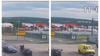 VIDEO | Accident cumplit surprins de camere în Târgu Mureș. Un motociclist a fost izbit în plin de un autoturism