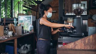 Ilfovenii sunt sfătuiți să poarte mască de protecție în spațiile aglomerate. Incidența COVID-19, aproape de 2 la mie în județ