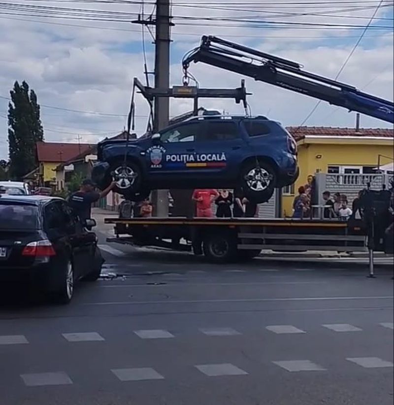 Doi oameni ai legii au ajuns la spital, după ce un belgian a lovit o mașină a Poliţiei Locale Arad