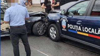 Doi oameni ai legii au ajuns la spital, după ce un belgian a lovit o mașină a Poliţiei Locale Arad