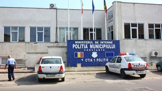 Un șofer a pierdut controlul volanului și a distrus tot &icirc;n cale