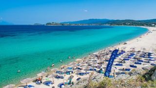 Un român care se afla pe plajă în Thassos a făcut furori pe rețelele de socializare. Internauții s-au amuzat copios: "Ce ai frate în bidon?"